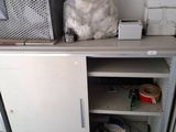 une armoire métallique sur laquelle sont posés tout un tas d'objets