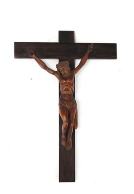 crucifix en bois avec jésus sur la croix sur fond blanc