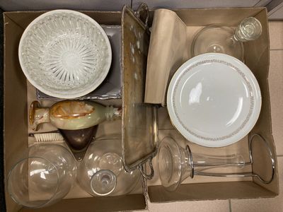 une boîte contenant tout un tas d'assiettes et de verres