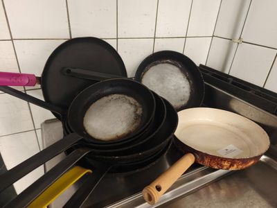 de nombreuses casseroles et poêles sur la cuisinière dans la cuisine