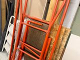 une échelle adossée au mur d'une pièce