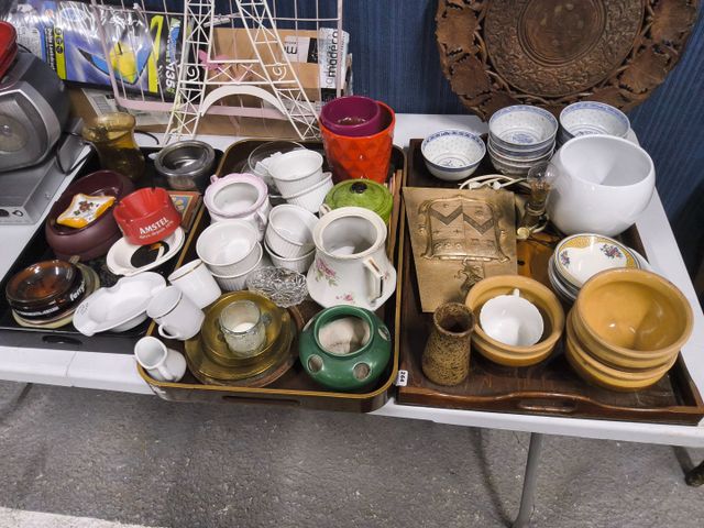 Lot de 3 plateaux, garnie, d'objets en porcelaine, faïence, bols,...