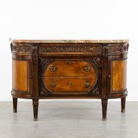 Une commode « demi-lune » avec un plateau en marbre, de styl… (photo 3)