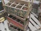 plusieurs caisses en bois empilées les unes sur les autres dans un entrepôt