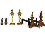 il y a beaucoup de pièces d'échecs différentes sur la table