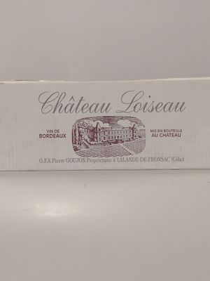 une boîte de vin posée sur un plan de travail blanc