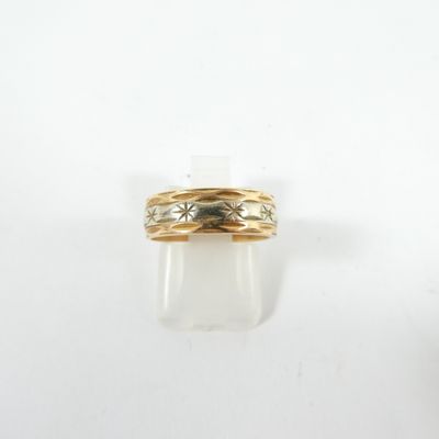 gros plan d'une bague en or sur une surface blanche