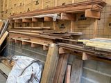 Plusieurs piles de bois sont empilées dans un entrepôt
