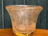 un vase en verre posé sur une table en bois