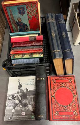 plusieurs livres sont empilés sur une table