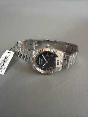 montre-bracelet en argent avec cadran noir et bracelet en argent