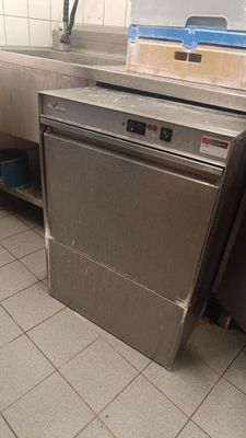 lave-vaisselle en acier inoxydable dans une cuisine professionnelle dotée d'un sol carrelé