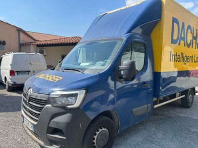 un camion de livraison bleu et jaune garé sur un parking