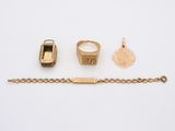 un gros plan d'un bracelet, d'une bague et d'autres objets posés sur une surface blanche