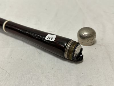 une batte de baseball et une balle posées sur une table
