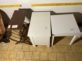 deux tables et une chaise dans un coin de la pièce