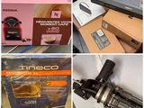 quatre photos différentes d'un appareil photo et d'un boîtier électronique