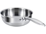 un gros plan d'une casserole en acier inoxydable sur fond blanc