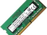 un gros plan d'un module RAM sur fond blanc
