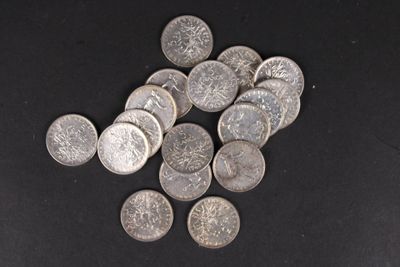 une pile de pièces d'argent sur une surface noire