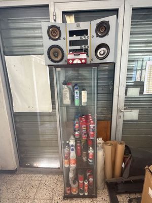 de nombreuses canettes de soda et des canettes de soda par terre