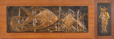 une plaque en bois ornée d'un motif de poisson