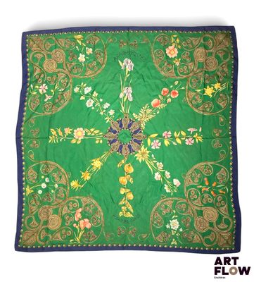 une image représentant une écharpe verte ornée d'un motif floral