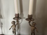 trois bougies posées sur une table devant un miroir