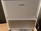 une photo d'un purificateur d'air blanc posé sur une table en bois