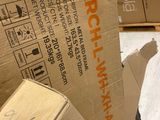 des boîtes sont empilées dans un entrepôt