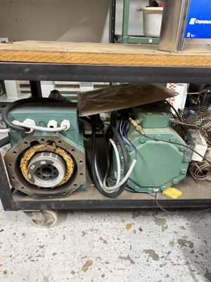 Deux compresseurs d'air Lot vendu en l'état, sans garantie d…