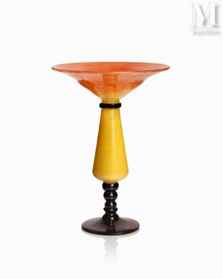 un vase en verre orange avec un socle noir sur fond blanc