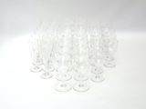beaucoup de verres à vin vides posés sur une surface blanche