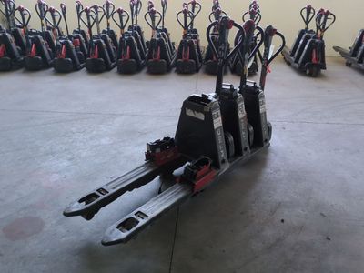 Plusieurs paires de skis sont alignées dans un garage