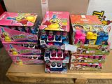 beaucoup de jouets sur une palette, accompagnés d'une étiquette de prix