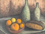 un tableau représentant un bol d'oranges et une bouteille posés sur une table