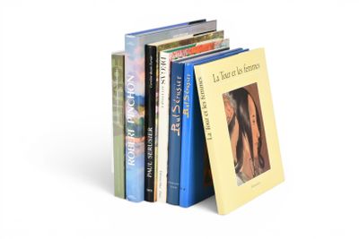 un grand nombre de livres empilés les uns sur les autres