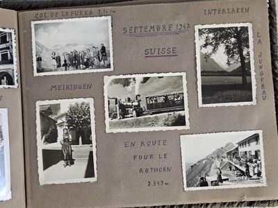 une vieille photo d'un livre contenant des photos de personnes