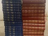 une pile de livres posés les uns à côté des autres sur une table