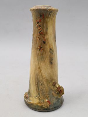 un vase posé sur une surface blanche
