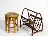 deux chaises et une table sur laquelle est posé un porte-revues