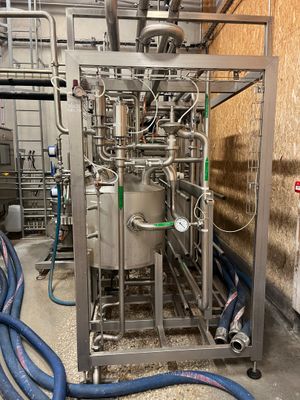 une machine qui se trouve à l'intérieur d'un bâtiment et qui est équipée de tuyaux