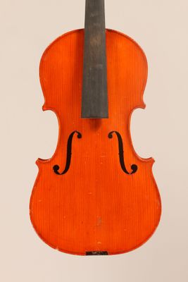 un violon orange avec un archet noir sur fond blanc