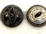 paire de boutons anciens au motif ouvragé sur fond blanc