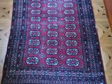 un tapis sur le sol d'un salon