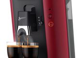 gros plan d'une cafetière avec deux tasses de café