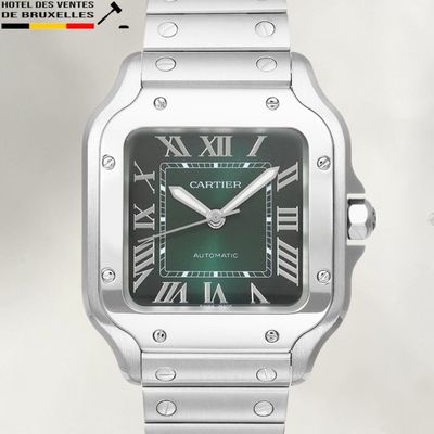 une image d'un gros plan d'une montre-bracelet avec des chiffres romains