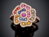 une bague sertie de saphirs multicolores et de diamants