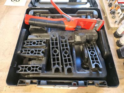 une boîte à outils avec des outils sur une table