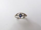 Gros plan sur une bague ornée d'une pierre bleue